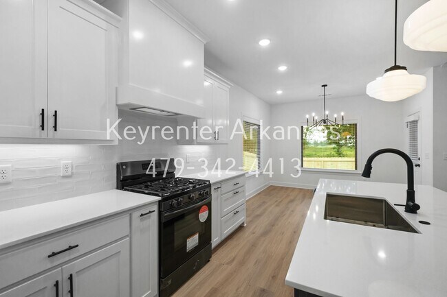 Building Photo - 4 Bed, 2 Bath Home