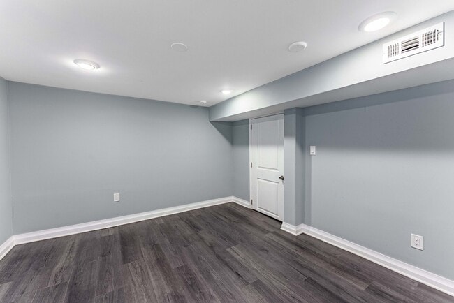 Building Photo - 1121 N Leclaire Ave