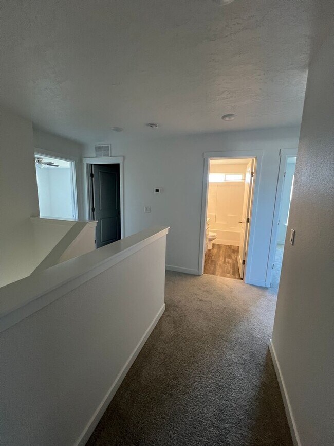 Building Photo - Welcome to this spacious 4 bedroom, 3 bathroom home located in Caldwell, ID.