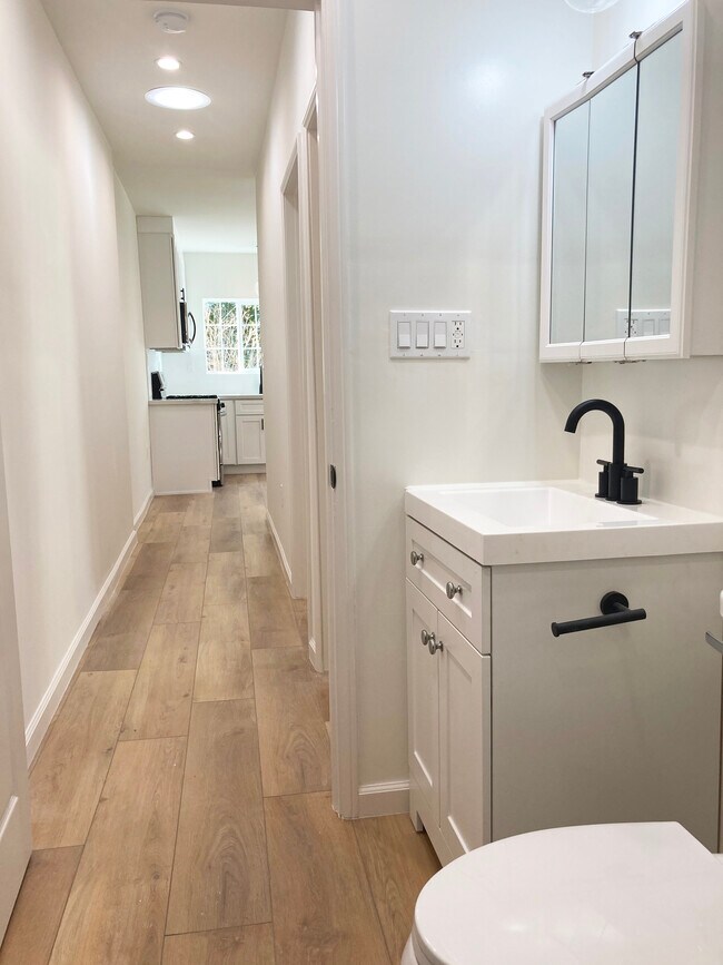 Building Photo - 3332 Thorpe Ave