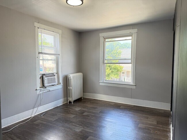 Building Photo - Modern 2 bedroom End-of-Row Townhome in Rothsville - w/ Garage & In Unit Laundry!