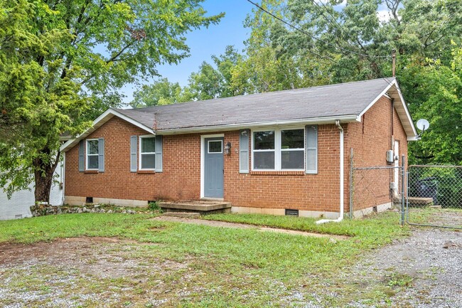 Building Photo - Renovated 3 Bedroom Dog Friendly Home For ...