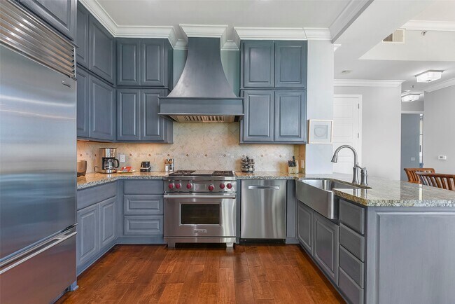 Building Photo - 801 E Beach Dr