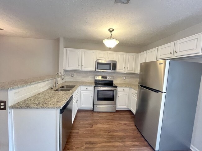 Building Photo - Townhouse in Nashboro Village!
