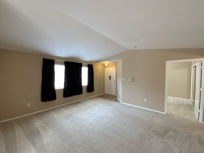 Building Photo - 3 Bedroom Townhome Available Near Southern...