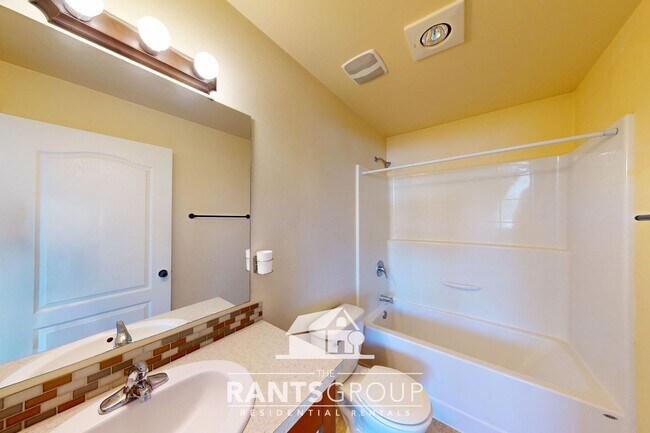 Building Photo - Cute 2 Bed in the heart of Yelm!