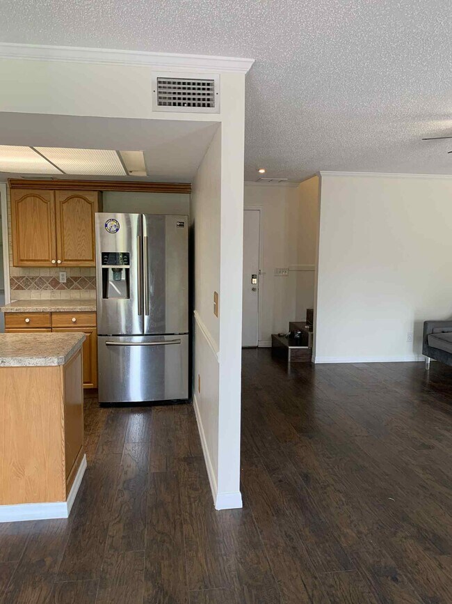 Building Photo - 1084 Longfellow Cir