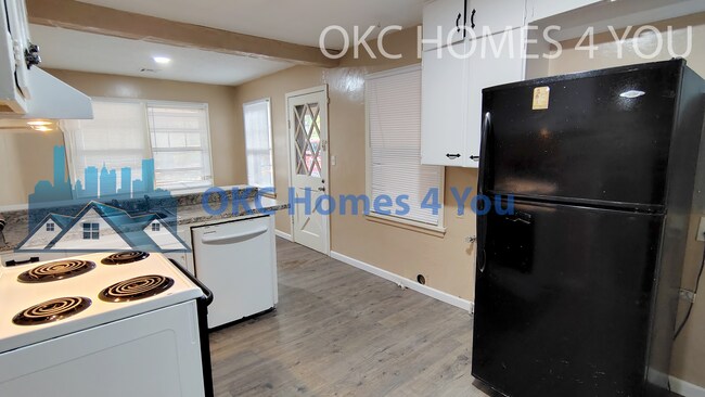 Building Photo - Be Home for the Holidays! 3 Bedroom, 1 Blk. So.of UCO - Save $500.00 off first full months rent.