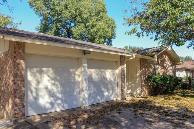 Building Photo - 3 Bedroom / 2 Bath / 2 Car Garage in Quiet...