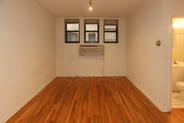 Building Photo - 909 W Dakin St