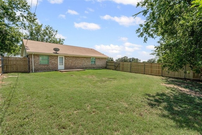 Building Photo - Charming 3-bedroom 2 bath Home Located in Cleburne.