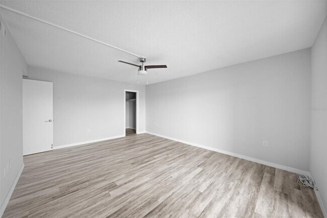 Building Photo - 4725 Cove Cir