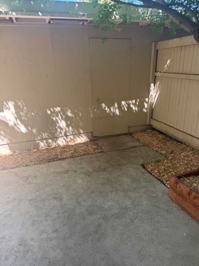 Building Photo - Lovely and Spacious 2BR 2.5BA Condo in Gre...