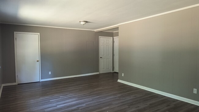 Building Photo - 2401 Howard Dr