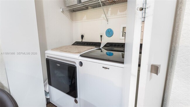 Building Photo - 3889 Tree Top Dr