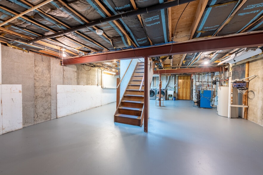 Building Photo - 3250 Vista Dr