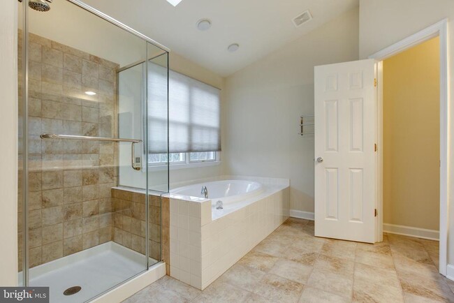 Building Photo - 8627 Trail View Dr