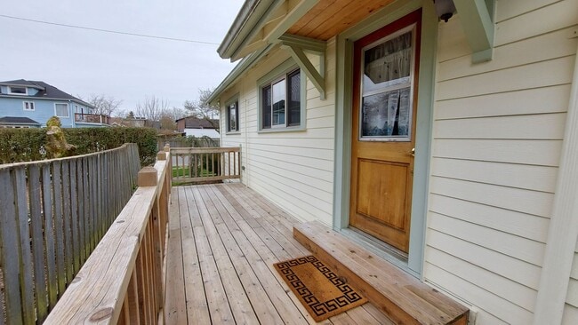Building Photo - Classic North Everett 2 bed 1 bath home w/...