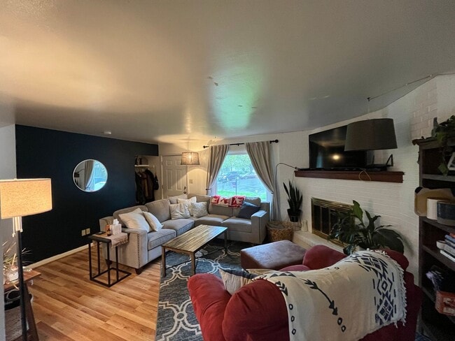 Building Photo - FULLY FURNISHED Midtown Three Bedroom Space for Rent, Great Location!