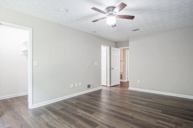 Building Photo - 3137 Glen Hollow Dr
