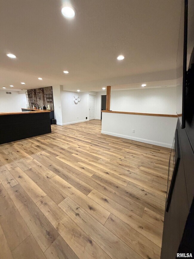 Building Photo - 2625 E 56th Ct