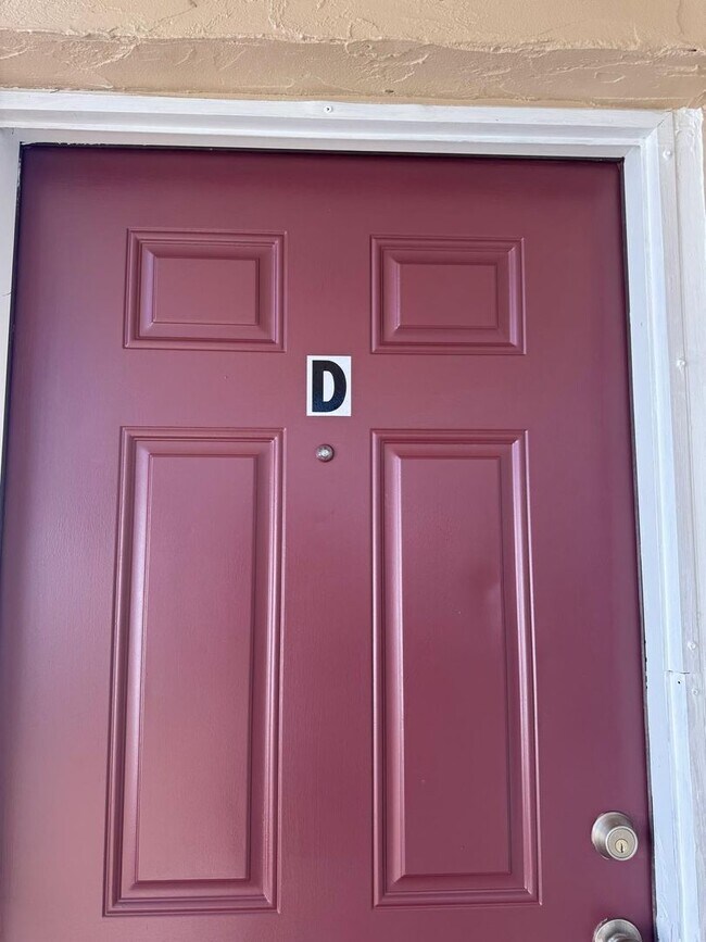 Building Photo - One Bedroom Apartment