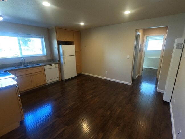 Building Photo - 279 Estabrook St