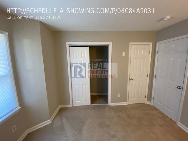 Building Photo - Pristine 2 Bed / 2 Bath Condo on Glendale ...
