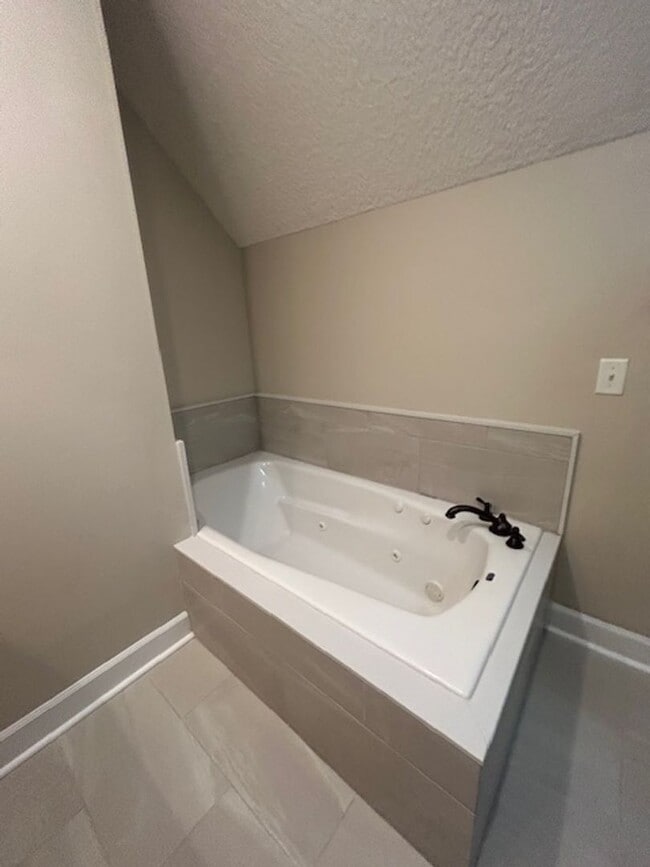 Building Photo - 18 Admiral's Retreat Dr