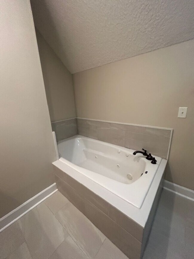 Building Photo - Spacious Single Family Home with Great Backyard!