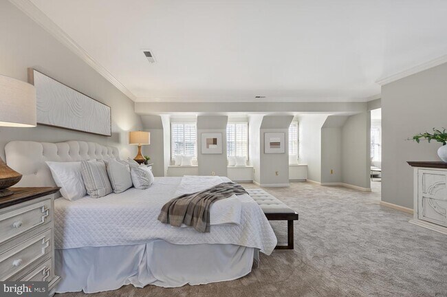 Building Photo - 8815 Surrey Ct