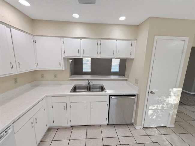 Building Photo - 14411 Cypress Leaf Dr