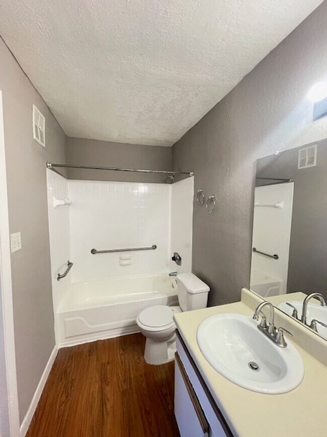 Building Photo - First Floor 1 Bedroom Condo In Orlando Area!