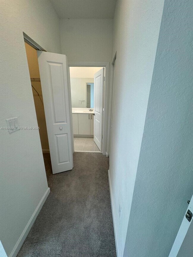 Building Photo - 724 SE 13th St Cir