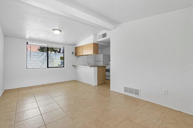 Building Photo - 1662 N Beverly Ave