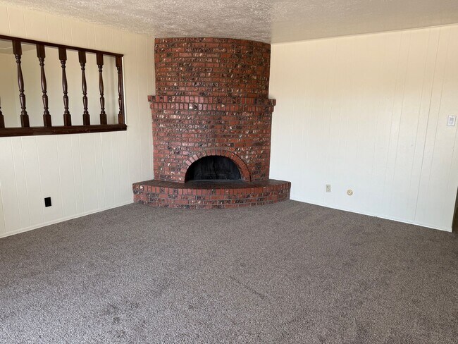 Building Photo - Great location.  4 Br, 1 3/4 Ba, 2 living areas, spacious yard.