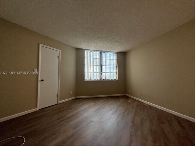 Building Photo - 212 Lake Pointe Dr