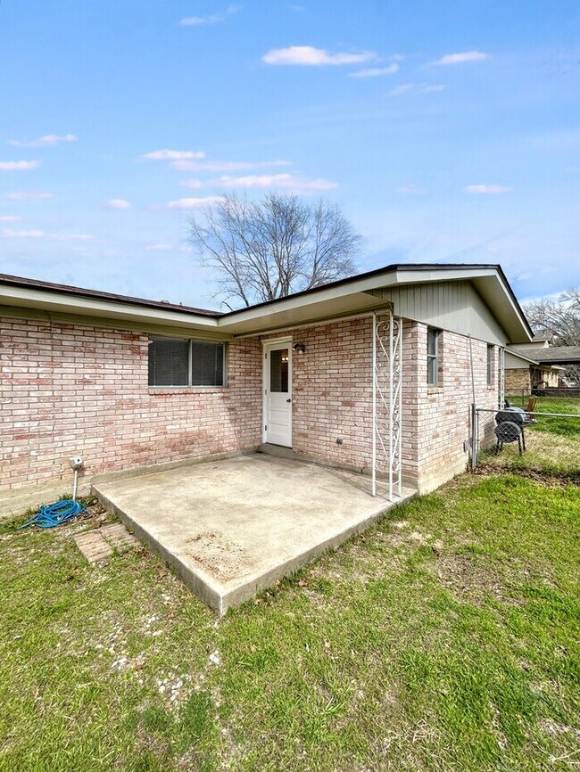 Building Photo - 1212 Hillcrest Dr