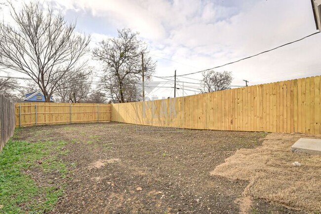 Building Photo - $1395! Stunning Fort Worth Duplex Available for Rent! Stainless Steel Fridge included!