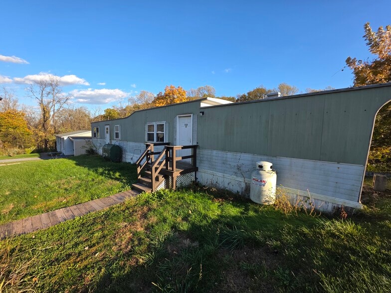 Building Photo - 1100 Pines Rd