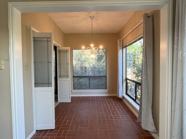 Building Photo - Wonderful 2/2 in Perfect Far West Location