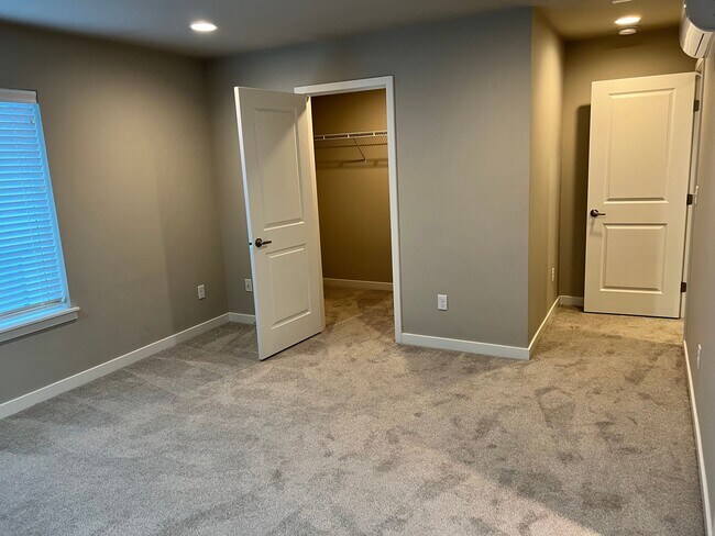 Building Photo - Rainier View Court Townhomes - Contemporar...