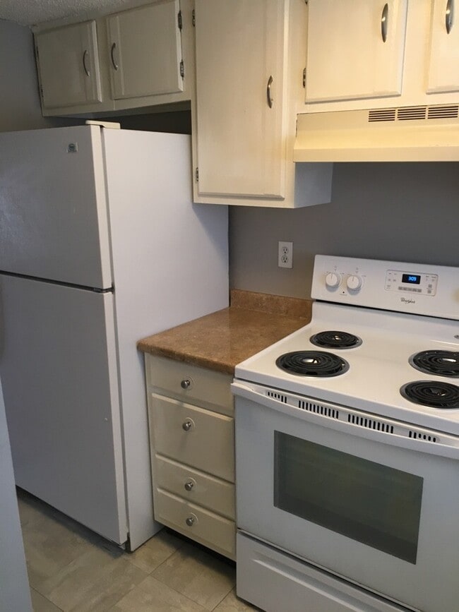 Building Photo - 2 Bedroom/1.5 Bath Condo for Rent! $1,300....