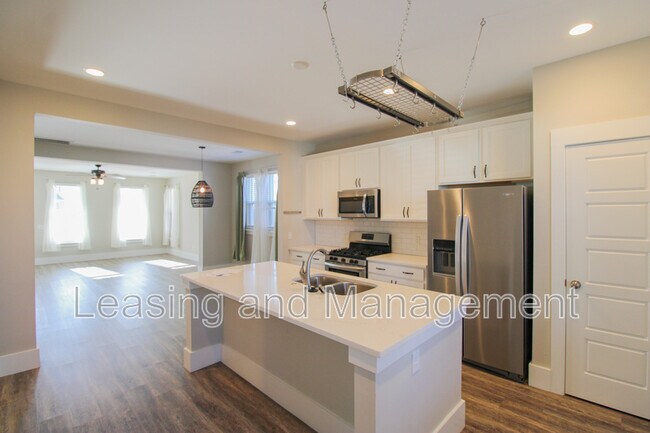 Building Photo - 286 Great Lawn Dr