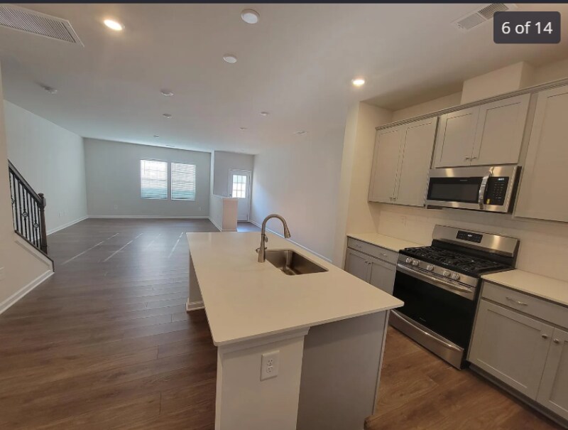 Building Photo - 15620 Country House St