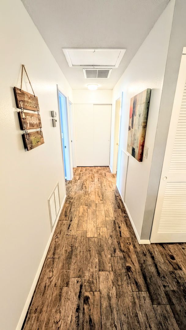 Building Photo - Annual furnished/Seasonal/short term 2 bedroom 1 1/2 bath top floor, renovated condo near Siesta ...