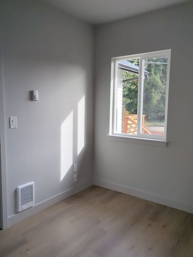 Building Photo - 7 Bedroom Home for Rent in the York Neighb...