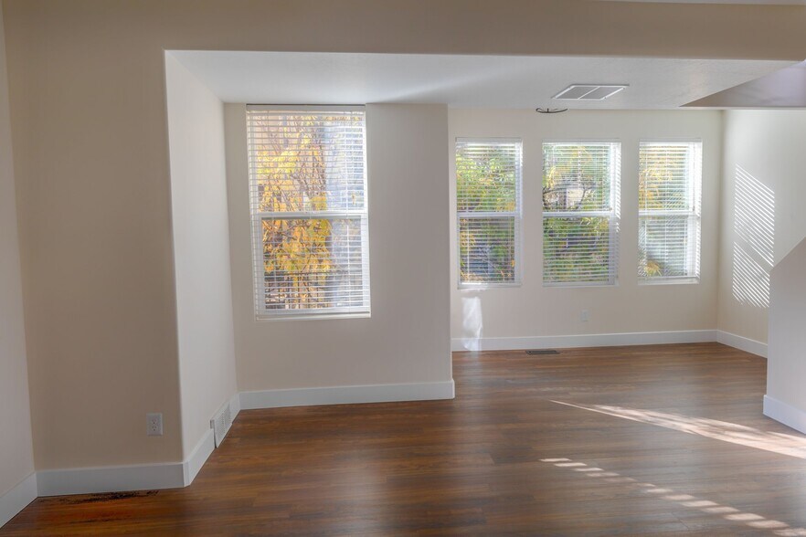 Building Photo - 165 W Lady Bank Way