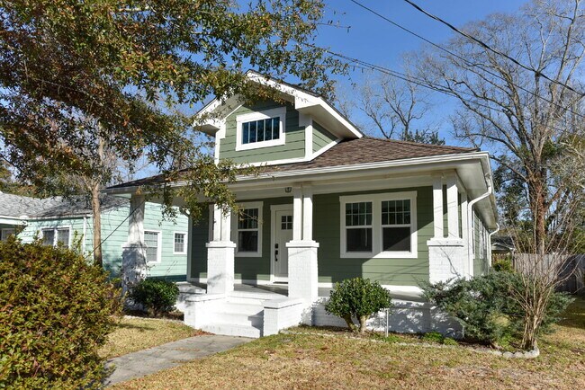 Building Photo - Super Cute Bungalow