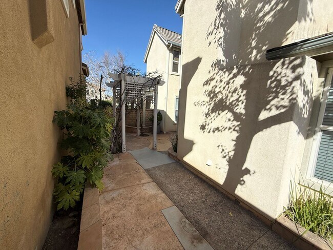 Building Photo - Spacious 3-Bedroom Home in the Andorra Community of Valencia!